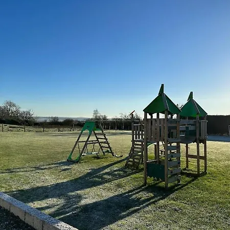 Bungalow With Hot Tub, Bbq Hut, Golf Net , Large Garden & Play Area Maybole Exterior photo