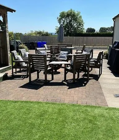 Bungalow With Hot Tub, Bbq Hut, Golf Net , Large Garden & Play Area Maybole Exterior photo