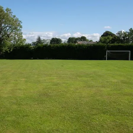 Bungalow With Hot Tub, Bbq Hut, Golf Net , Large Garden & Play Area Maybole Exterior photo