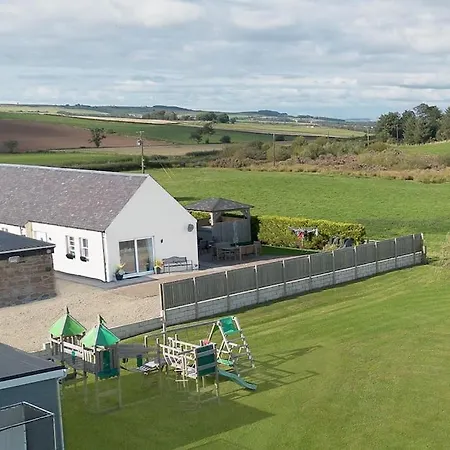 Bungalow With Hot Tub, Bbq Hut, Golf Net , Large Garden & Play Area Maybole Exterior photo