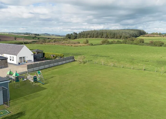 Bungalow With Hot Tub, Bbq Hut, Golf Net , Large Garden & Play Area