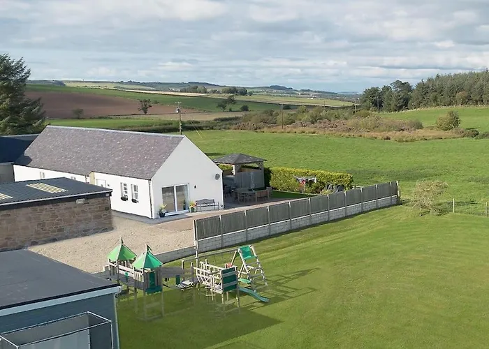 Bungalow With Hot Tub, Bbq Hut, Golf Net , Large Garden & Play Area