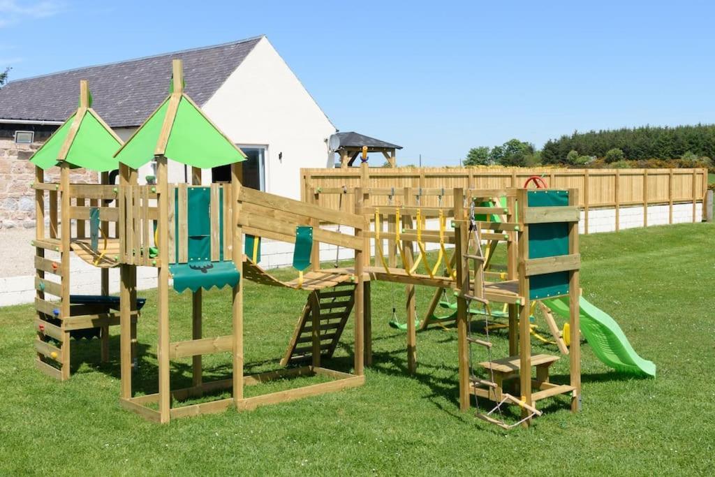 With Hot Tub, Bbq Hut, Golf Net , Large Garden & Play Area Holiday home *
