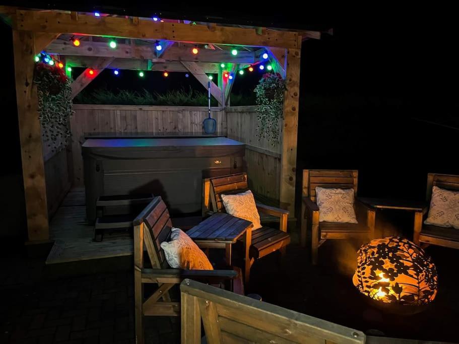 With Hot Tub, Bbq Hut, Golf Net , Large Garden & Play Area *