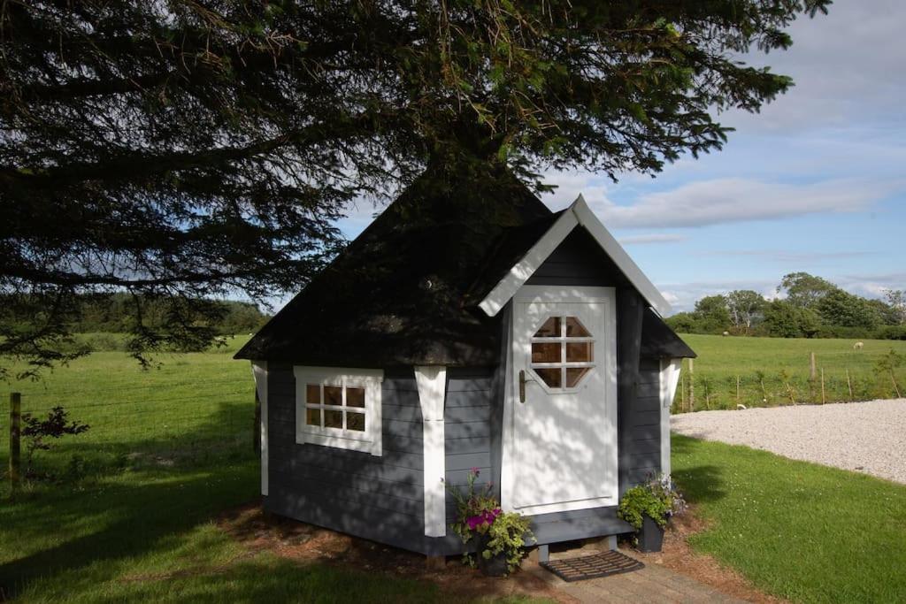 Holiday home With Hot Tub, Bbq Hut, Golf Net , Large Garden & Play Area *