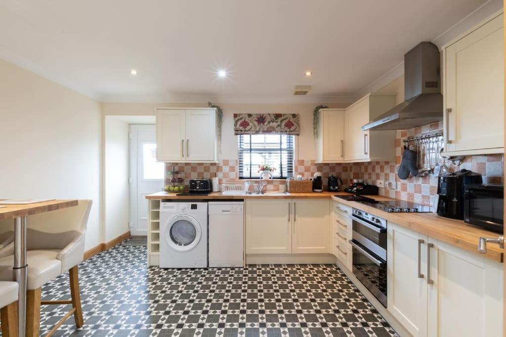 With Hot Tub, Bbq Hut, Golf Net , Large Garden & Play Area Maybole