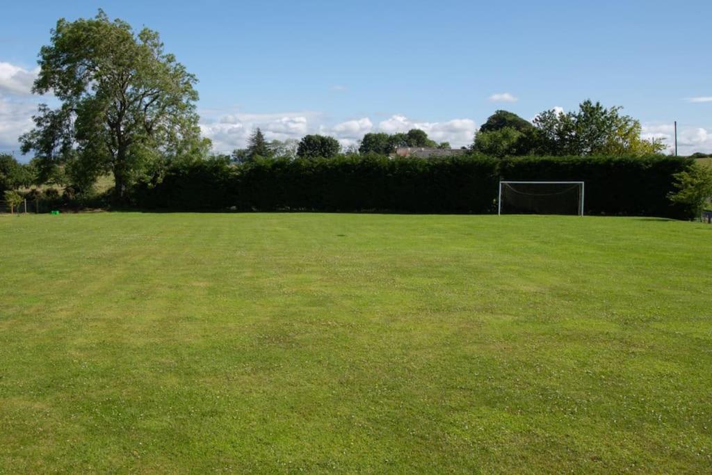 With Hot Tub, Bbq Hut, Golf Net , Large Garden & Play Area Holiday home Maybole