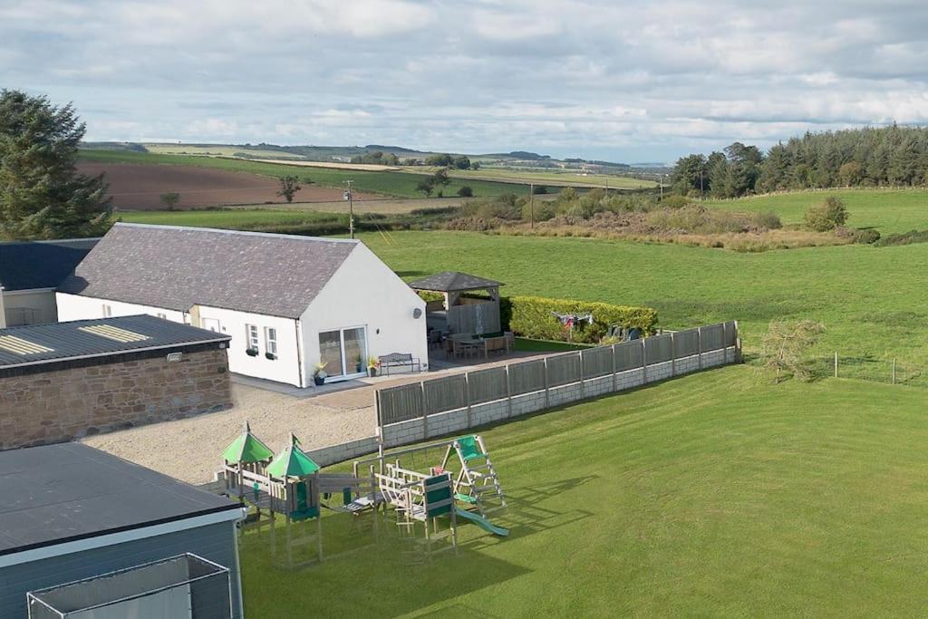 With Hot Tub, Bbq Hut, Golf Net , Large Garden & Play Area Holiday home *
